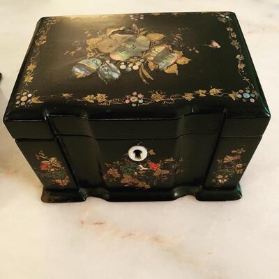 Victorian paper mÃ¢chÃ© box with mother of pearl inlay, 19th century
