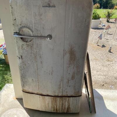 1952 Working Kelvinator refrigerator/freezer. Cosmetic damage only, outside is in good shape