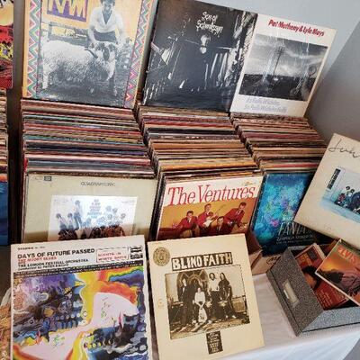 Awesome large vinyl record collection 33's, 45's & 78's