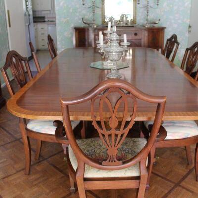 Fantastic antique dining set with triple base, brass claw feet and casters