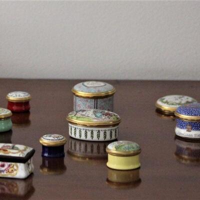 Assorted porcelain boxes