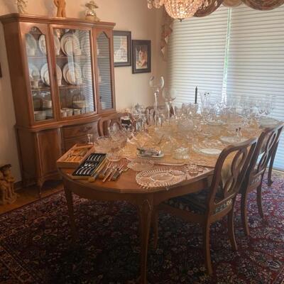 Lenoir/Broyhill 3-Leaf Dining Table w/4 Chairs (Can Seat 8) & Lenoir/Broyhill China Cabinet