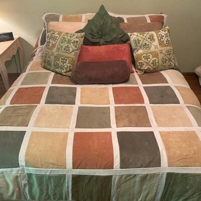 Queen Base & Queen Beautyrest Mattress - 28"H 60"W x 80"D - $125