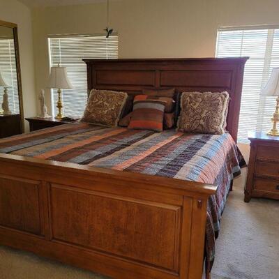 King Bed w/tempurpedic mattress