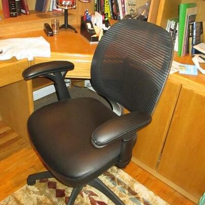 Many Office Chairs To Choose From 