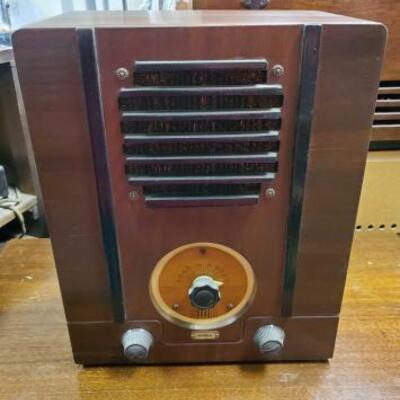 #1040 â€¢ Vintage DR Radio Corp Radio
