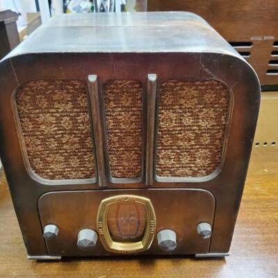 #1044 â€¢ Crosley Radio Model 516