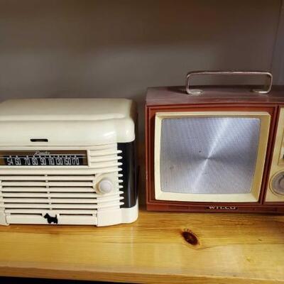 #1024 â€¢ Remler Record Player and Wilco Radio