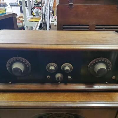 #1088 â€¢ Vintage Radio measures approx 9