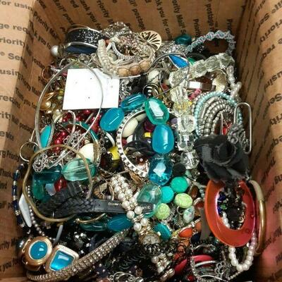 RX716004 GRANNY'S 13 LBS JUNK JEWELRY BOX 	https://www.ebay.com/itm/114895361684
