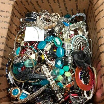 EB3000 GRANNY'S 11 LBS JUNK JEWELRY BOX 	https://www.ebay.com/itm/114895361682
