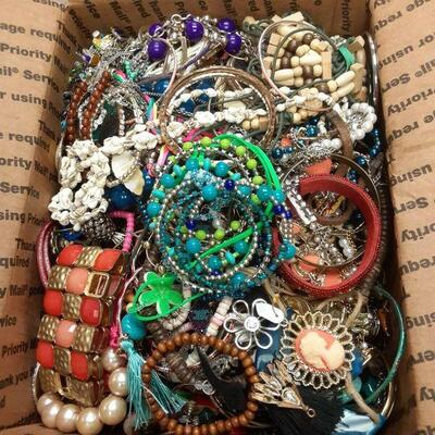 RX716003 GRANNY'S 16 LBS JUNK JEWELRY BOX 	https://www.ebay.com/itm/114895361657
