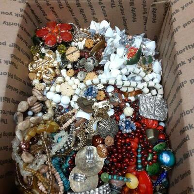 ME3109 GRANNY'S 8 LBS JUNK JEWELRY BOX 	https://www.ebay.com/itm/124814876323
