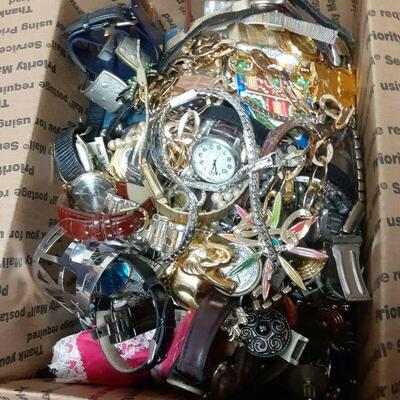 ME3110 GRANNY'S 11 LBS JUNK JEWELRY BOX 	https://www.ebay.com/itm/114895361681
