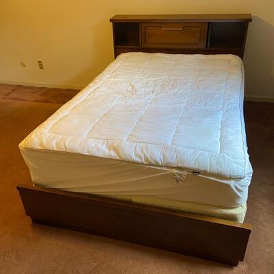 Full sized bed---matches retro set