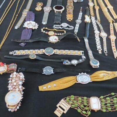 HUNDREDS OF BEAUTIFUL COSTUME JEWELRY ITEMS INCLUDING EAR RINGS, RINGS, CHAINS, NECLACES, WATCHES AND SO MORE