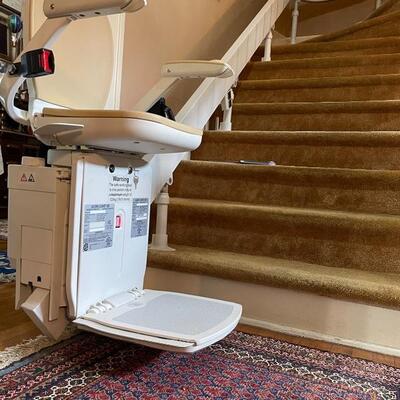 ACORN 180 Curved Stairlift (fully functional in good working condition)