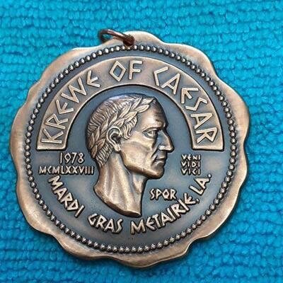 https://www.ebay.com/itm/114895585473	HC3043 ANTIQUE BRONZE KREWE OF CAESAR MARDI-GRAS FLOAT LIEUTENANT BADGE
