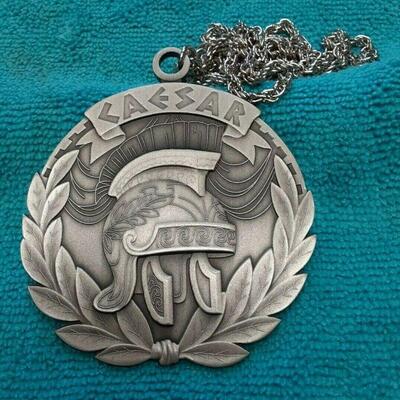 https://www.ebay.com/itm/114895585116	HC3052 3 INCH CAESAR MARDI-GRAS OX SILVER BRONZE OFFICER BADGE W/ CHAIN
