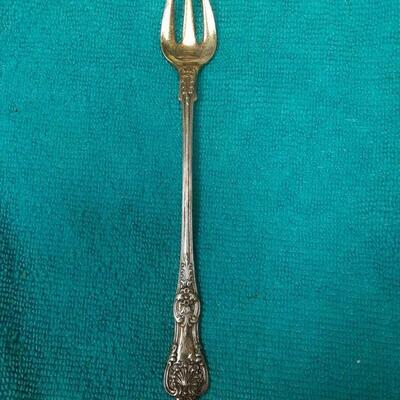 https://www.ebay.com/itm/124815126947	ME3070 USED TIFFANY & CO. STERLING SILVER OYSTER FORK KING PATTERN
