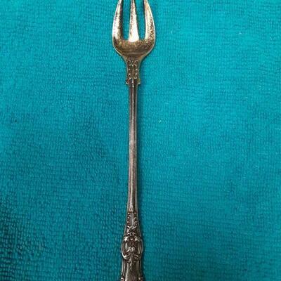 https://www.ebay.com/itm/114895585479	ME3074 USED TIFFANY & CO. STERLING SILVER OYSTER FORK KING PATTERN
