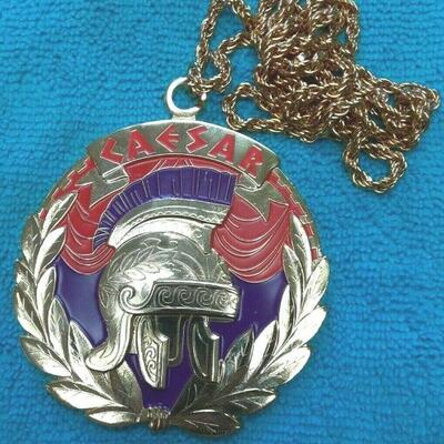 https://www.ebay.com/itm/124815126932	HC3051 CAESAR MARDI-GRAS BRONZE MULTI COLOR 3 INCH FLOAT LIEUT. BADGE

