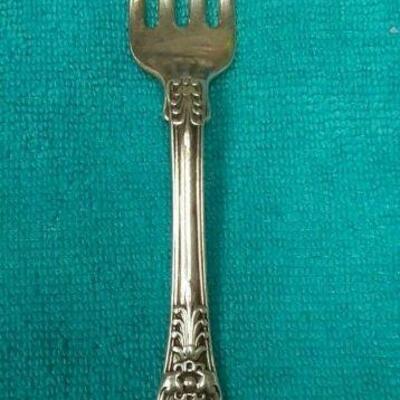 https://www.ebay.com/itm/124815126954	ME3056 USED TIFFANY & CO. 6 3/4 INCH STERLING SILVER FORK KING PATTERN

