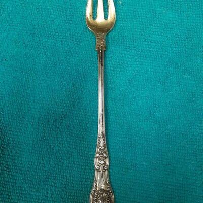 https://www.ebay.com/itm/124815128008	ME3069 USED TIFFANY & CO. STERLING SILVER OYSTER FORK KING PATTERN
