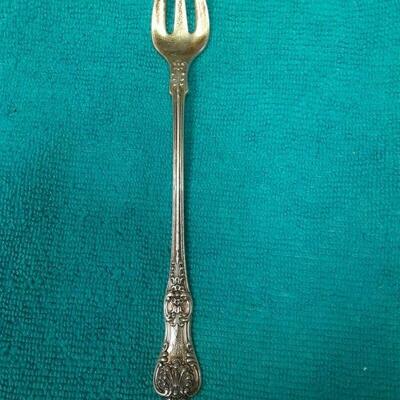 https://www.ebay.com/itm/114895586478	ME3068 USED TIFFANY & CO. STERLING SILVER OYSTER FORK KING PATTERN
