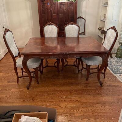 DINING TABLE WITH 6 SIDE CHAIRS AND 2 ARM CHAIRS. 44