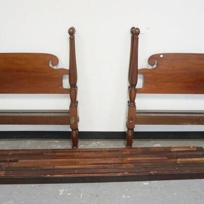 1008	PAIR OF MAHOGANY TWIN BEDS W/SCROLLED HEAD BOARDS & REEDED TAPERED POSTS
