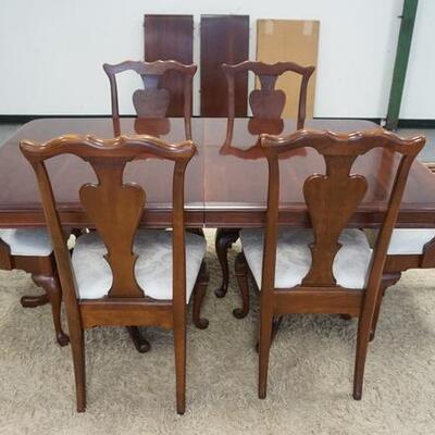 1005	NICE SOLID OAK QUEEN ANNE STYLE DINNING ROOM SET; TABLE W/ TWO SKIRTED LEAVES PADS & SIX CHAIRS 
