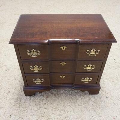 1127	PENNSYLVANIA HOUSE BLOCK FRONT 3 DRAWER NIGHTSTAND. HAS SOME FINISH WEAR ON THE TOP, 26 IN WIDE X 24 IN HIGH X 15 IN DEEP
