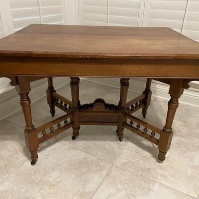 walnut Eastlake table w/5 leaves