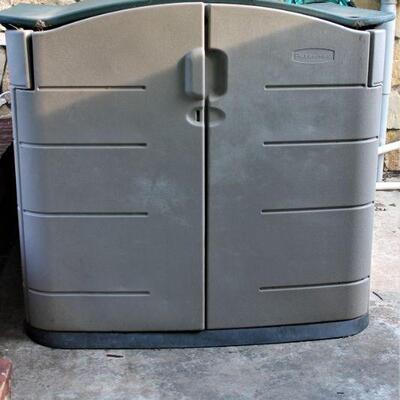 Slide lid, weather-proof Rubbermaid storage container.