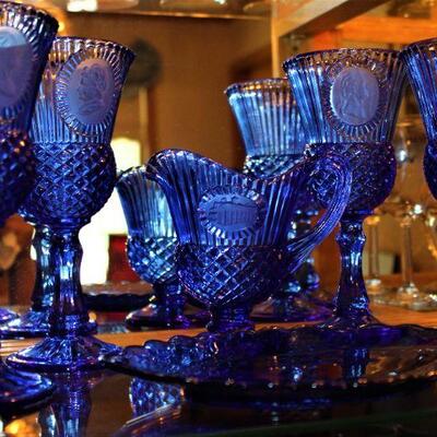 Beautiful vintage Fostoria cobalt blue goblets featuring George Washington and first lady Martha by Avon. Set also includes a separate...