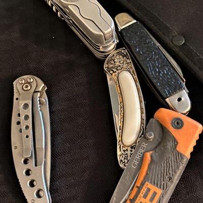 Nice knife collection including an Italian made bayonet.