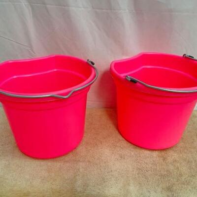 121	

NEW Two (2) 20 Qrt. Flat back bucket, 11" tall. Made in USA.
Two (2) 20 Qrt. Flat back bucket, 11" tall. Made in USA