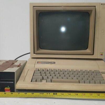 https://www.ebay.com/itm/114918127630	LP8024 Apple Computer with Monitor, Keyboard, and Disk Model No. A2S2064
