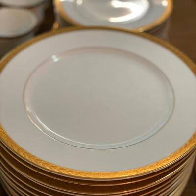 84PC Sango China Royalty Design Pattern Serving for 12 - $180 
