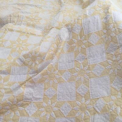 Vintage Yellow and White Dahlia Star Quilt - Hand quilted in flower patterns