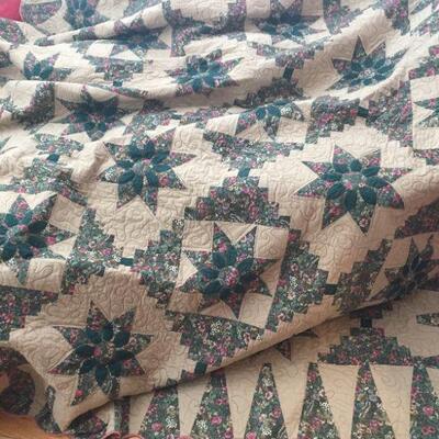 Dahlia Star quilt with wedge border- King size, professionally quilted, excellent condition
