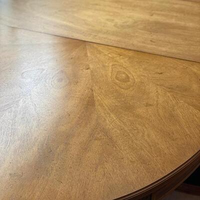 Henredon Dining Table W/2 Leaves & 6 chairs & Protector Pads - 29"H x 102"W x 43"D W/20" Leaves X2 - $240