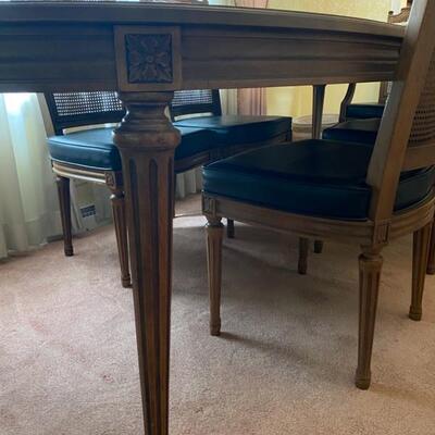 Henredon Dining Table W/2 Leaves & 6 chairs & Protector Pads - 29"H x 102"W x 43"D W/20" Leaves X2 - $240