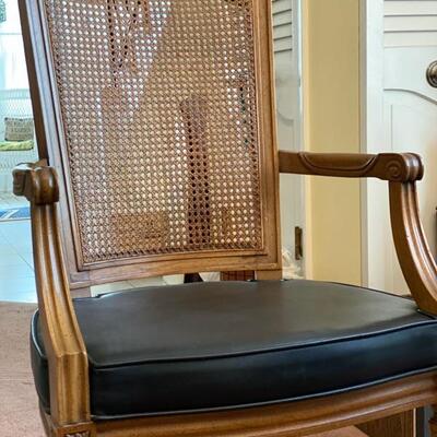 Henredon Dining Table W/2 Leaves & 6 chairs & Protector Pads - 29"H x 102"W x 43"D W/20" Leaves X2 - $240