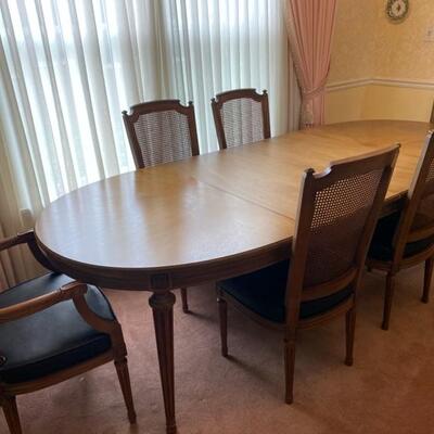 Henredon Dining Table W/2 Leaves & 6 chairs & Protector Pads - 29"H x 102"W x 43"D W/20" Leaves X2 - $240