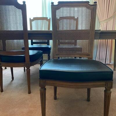 Henredon Dining Table W/2 Leaves & 6 chairs & Protector Pads - 29"H x 102"W x 43"D W/20" Leaves X2 - $240