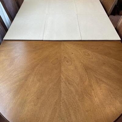 Henredon Dining Table W/2 Leaves & 6 chairs & Protector Pads - 29"H x 102"W x 43"D W/20" Leaves X2 - $240