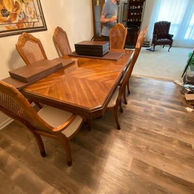 Bernhardt dining room table and chairs 150.00