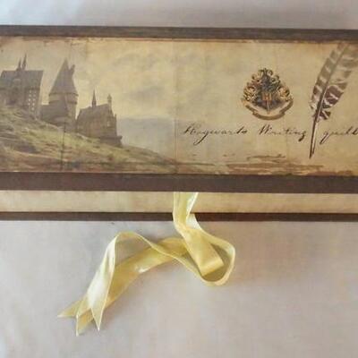 1046	HARRY POTTER HOGWARTS WRITING QUILL 
